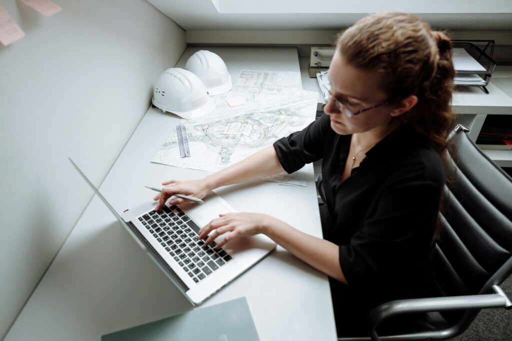 87% des mères actives dissimulent leur parentalité au travail