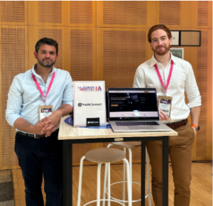 Cofondateurs de PublikConnect sur leur stand présentant la plateforme dédiée aux marchés publics locaux