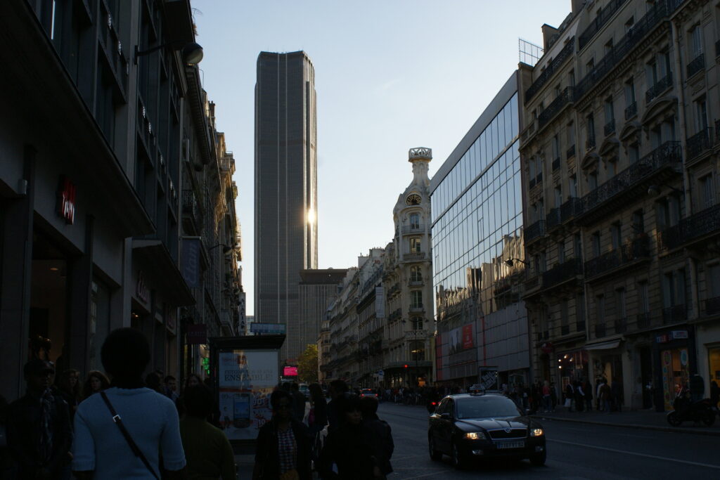 Tour Montparnasse : les chutes de vitres rappellent l&rsquo;urgence des travaux