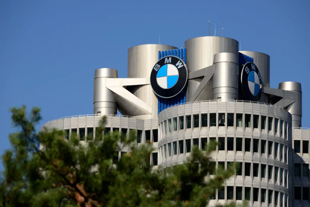 BMW annonce 8 000 suppressions de postes et rejoint la crise de l&rsquo;automobile allemande