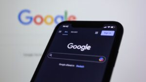 Logo Google affiché sur un smartphone après l’amende de 890 millions d’euros infligée par l’Union européenne