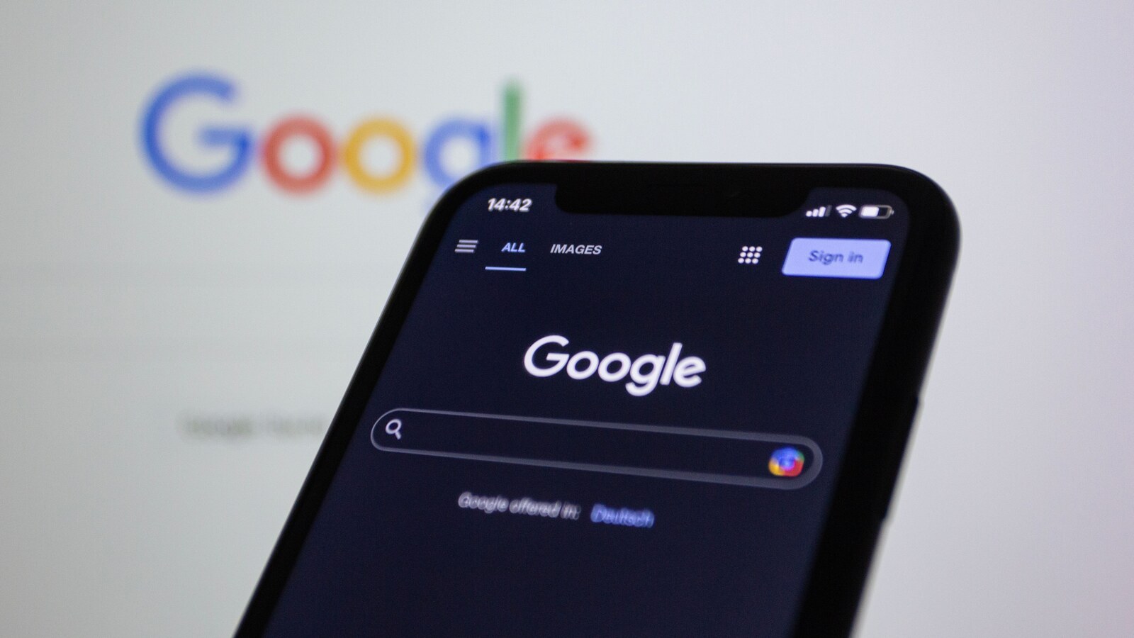 Logo Google affiché sur un smartphone après l’amende de 890 millions d’euros infligée par l’Union européenne