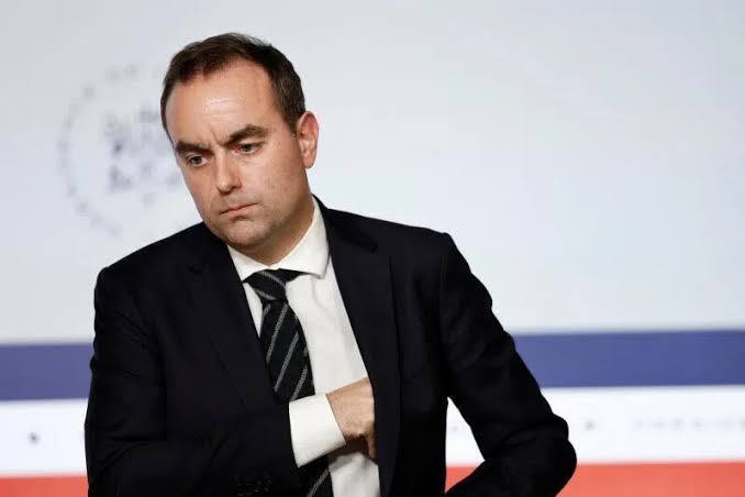 Collaborateurs ministériels écartés suite à un dépistage