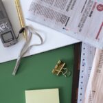 Journaux, carnet et dictaphone illustrant la reprise du Journal des Entreprises par Overlord