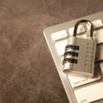 Cadenas à combinaison posé sur un clavier d’ordinateur, symbole de la protection des données utilisées par l’IA en entreprise