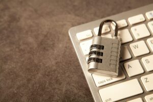 Cadenas à combinaison posé sur un clavier d’ordinateur, symbole de la protection des données utilisées par l’IA en entreprise