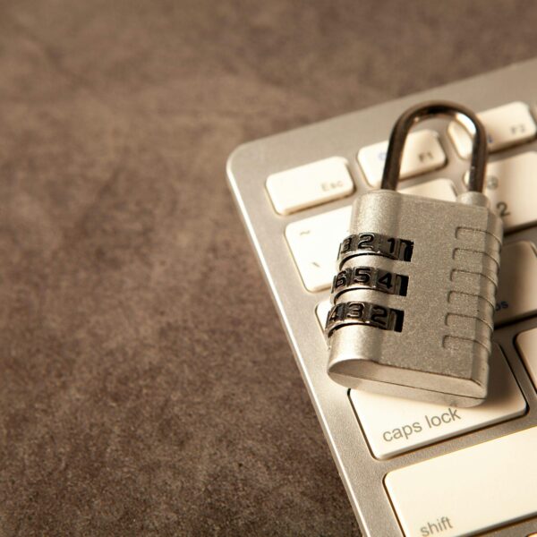Cadenas à combinaison posé sur un clavier d’ordinateur, symbole de la protection des données utilisées par l’IA en entreprise