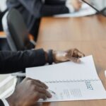 Dirigeant étudiant les aides aux entreprises prévues dans le budget 2027