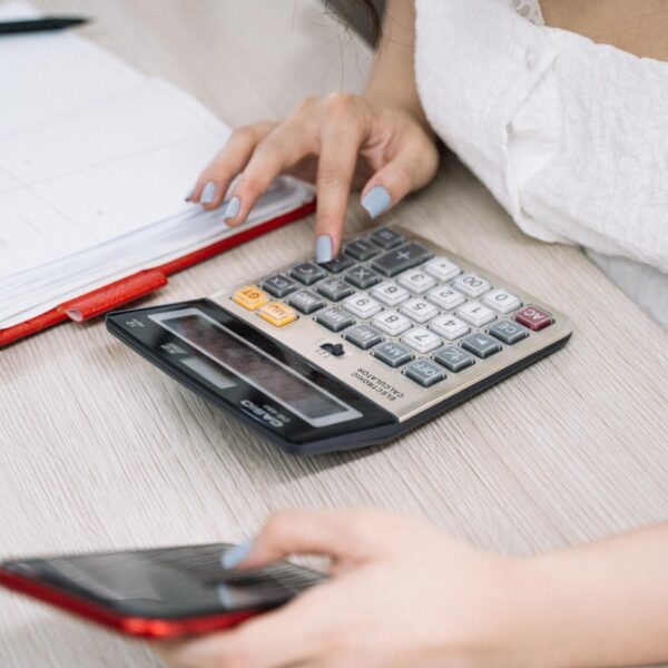 Personne calculant son budget face aux changements du 1er août 2026