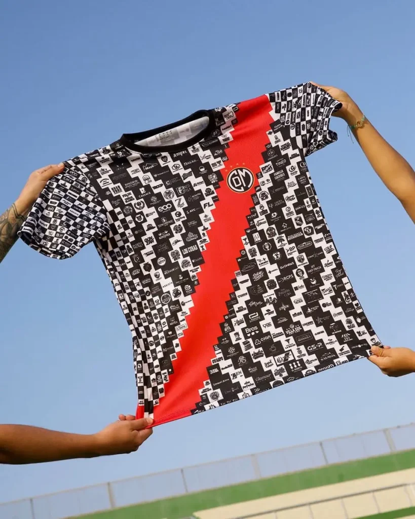 Au Pérou, un club transforme son maillot en mosaïque de 1 000 sponsors