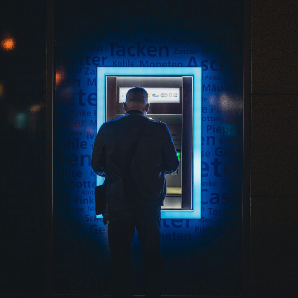 Distributeurs de billets : près de cinq automates disparaissent chaque jour en France