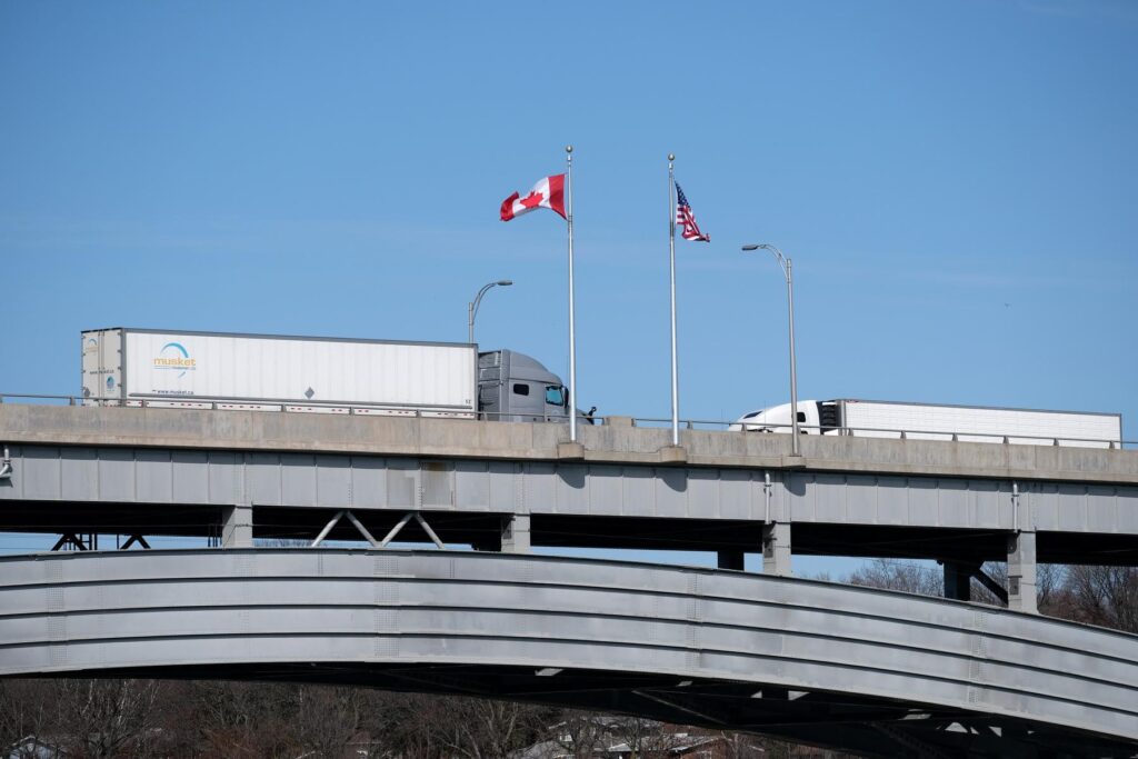 Camions sur l'Ambassador Bridge entre le Canada et les États-Unis