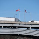 Camions sur l'Ambassador Bridge entre le Canada et les États-Unis