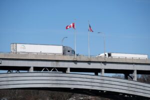 Camions sur l'Ambassador Bridge entre le Canada et les États-Unis