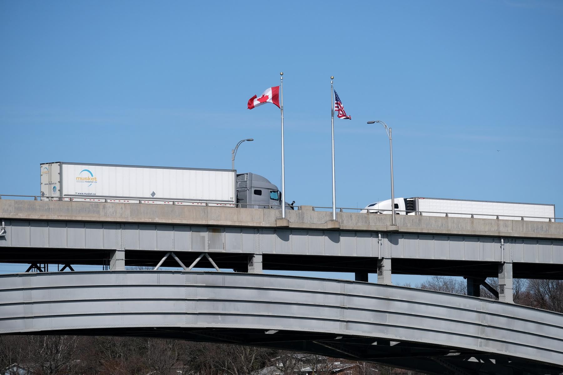 Camions sur l'Ambassador Bridge entre le Canada et les États-Unis