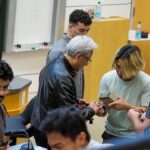 Jensen Huang, fondateur et PDG de Nvidia, tenant une puce informatique