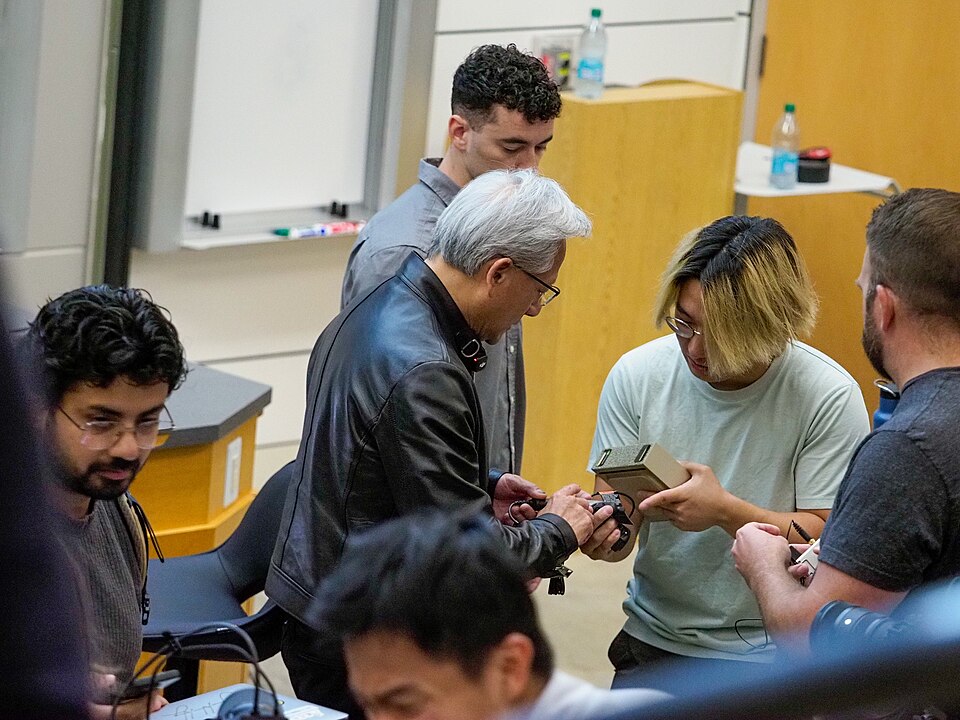 Jensen Huang, fondateur et PDG de Nvidia, tenant une puce informatique