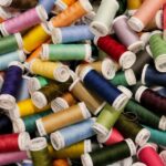 Bobines de fil multicolores utilisées dans la confection textile
