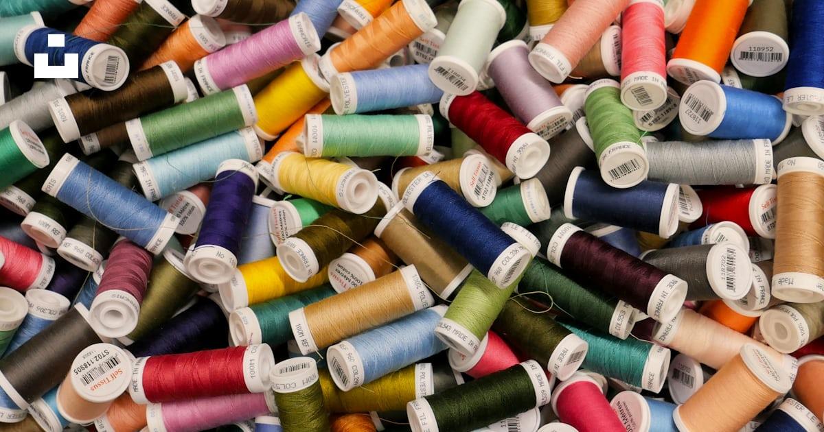 Bobines de fil multicolores utilisées dans la confection textile