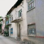 Façade d’une maison présentant plusieurs fissures importantes