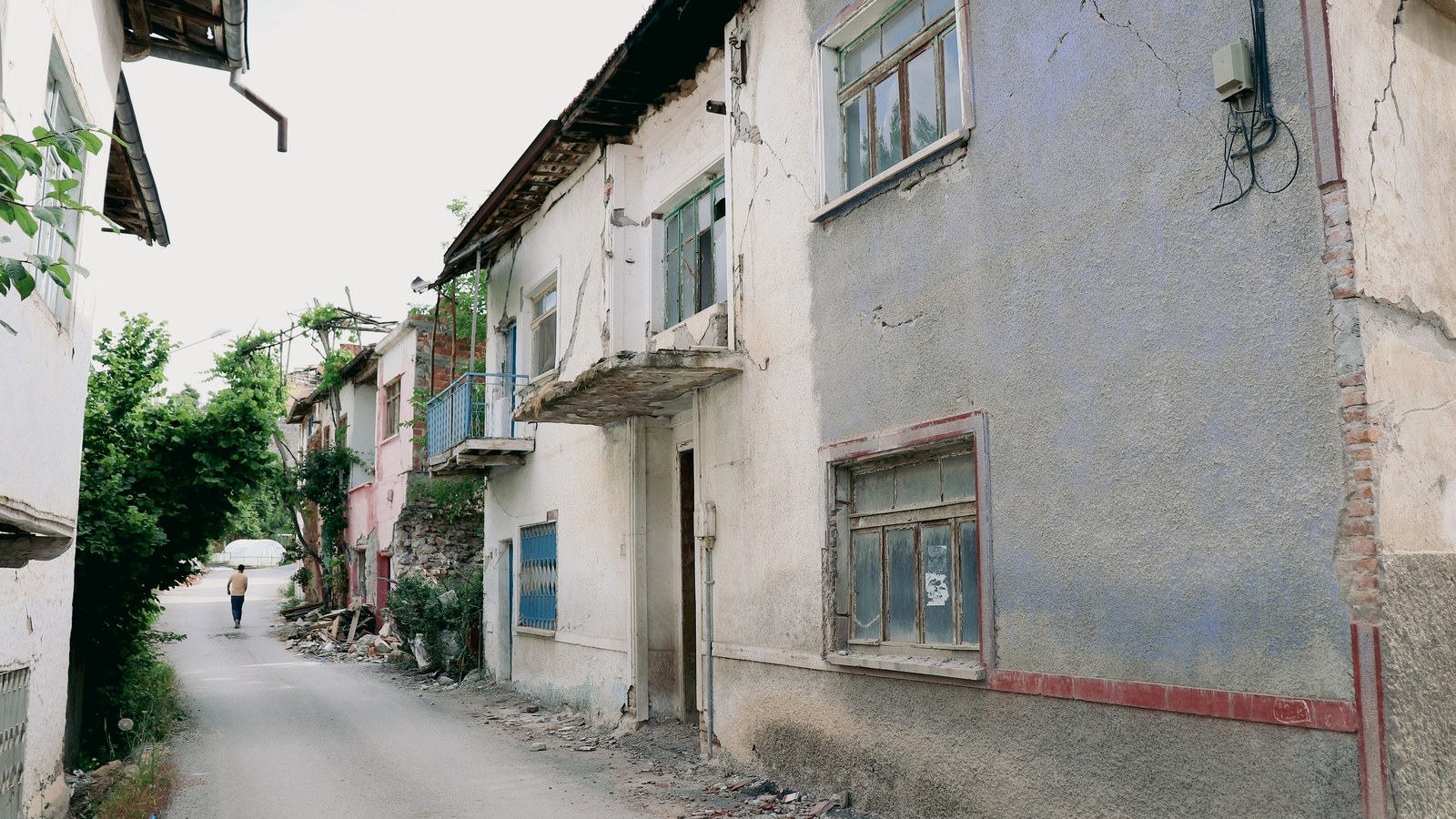 Façade d’une maison présentant plusieurs fissures importantes