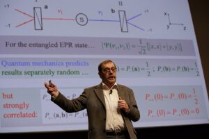 Alain Aspect, cofondateur de PASQAL, lors d'une conférence sur la physique quantique