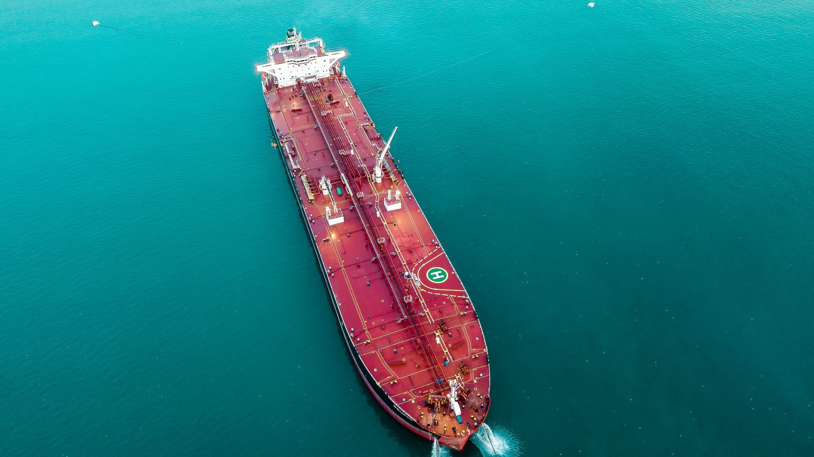 Pétrolier naviguant sur une route maritime stratégique pour les exportations de pétrole