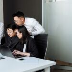 Équipe en réunion lors de la rentrée au travail dans une entreprise