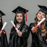 Trois jeunes diplômées présentant leur diplôme avant leur entrée sur le marché du travail