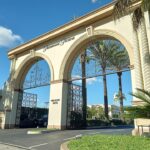 Accord Paramount Warner Bros devant l’entrée des studios Paramount à Los Angeles