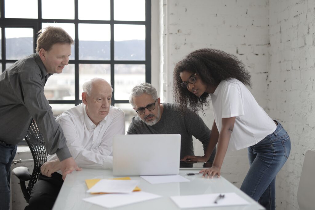 Agents IA pour PME utilisés par une équipe autour d’un ordinateur