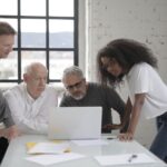 Agents IA pour PME utilisés par une équipe autour d’un ordinateur