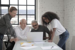 Agents IA pour PME utilisés par une équipe autour d’un ordinateur