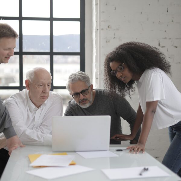 Agents IA pour PME utilisés par une équipe autour d’un ordinateur