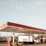 Aides carburant TPE : camion professionnel faisant le plein dans une station-service