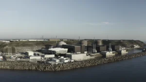 Arrêt EPR Flamanville : vue de la centrale nucléaire et du réacteur 3 au premier plan