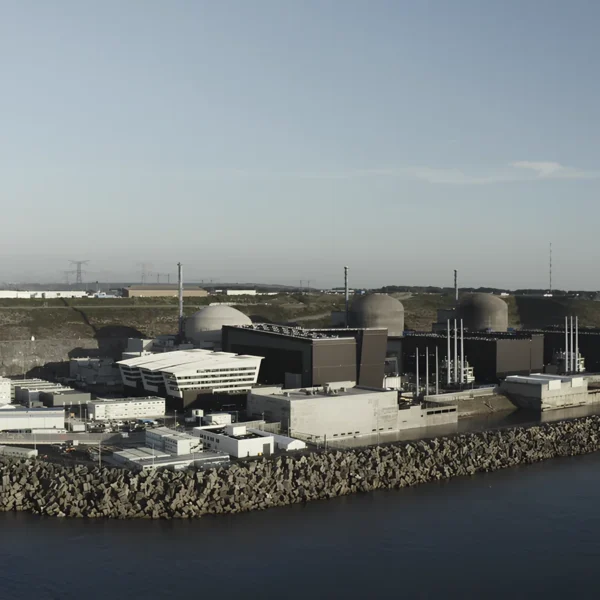 Arrêt EPR Flamanville : vue de la centrale nucléaire et du réacteur 3 au premier plan