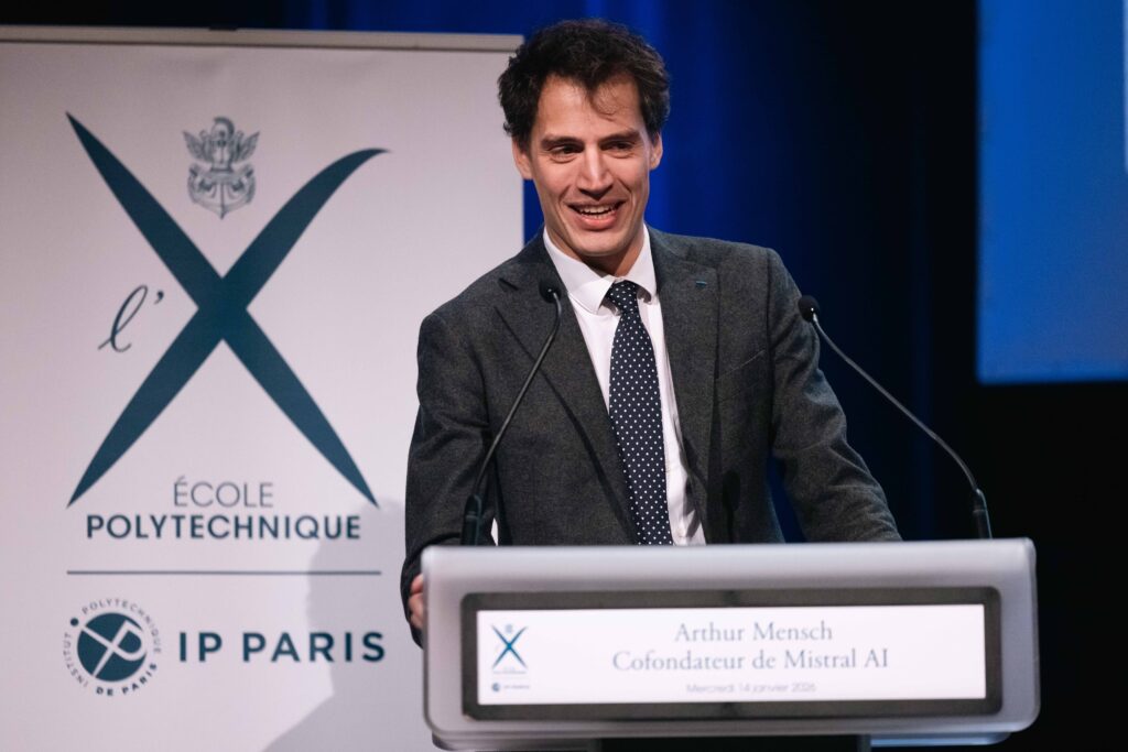 Arthur Mensch, CEO de Mistral AI, défend sa vision de la régulation de l’intelligence artificielle