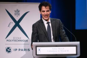 Arthur Mensch, CEO de Mistral AI, défend sa vision de la régulation de l’intelligence artificielle