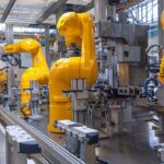Automatisation des usines Toyota illustrée par des robots industriels sur une ligne de production