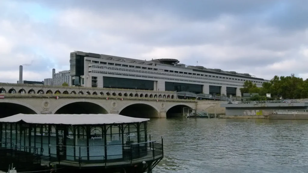 Budget 2027 : bâtiment du ministère de l’Économie et des Finances à Bercy, derrière le pont et la Seine.