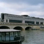 Budget 2027 : bâtiment du ministère de l’Économie et des Finances à Bercy, derrière le pont et la Seine.
