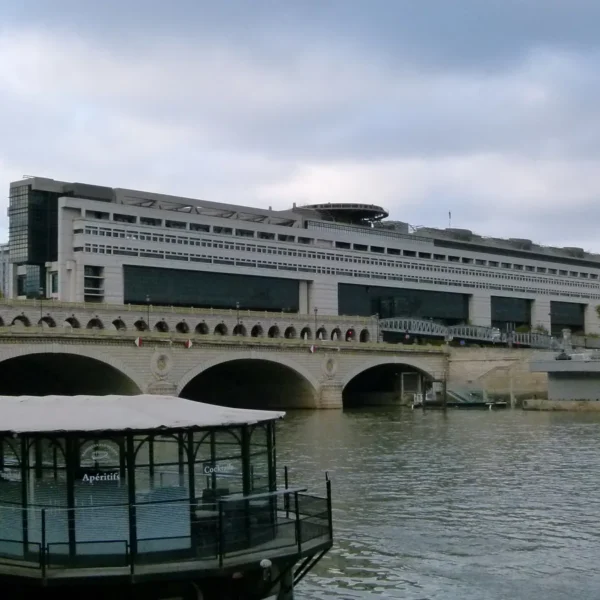 Budget 2027 : bâtiment du ministère de l’Économie et des Finances à Bercy, derrière le pont et la Seine.