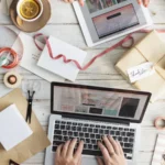 Plainte contre Smartbox : achats de cadeaux en ligne et paquets sur une table, photo d’illustration