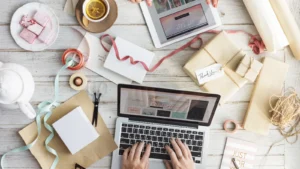 Plainte contre Smartbox : achats de cadeaux en ligne et paquets sur une table, photo d’illustration