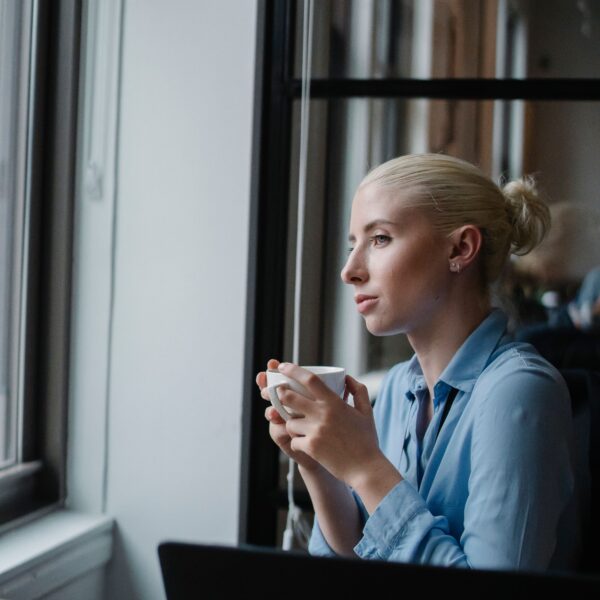 Éco-anxiété au travail : une salariée réfléchit dans son bureau