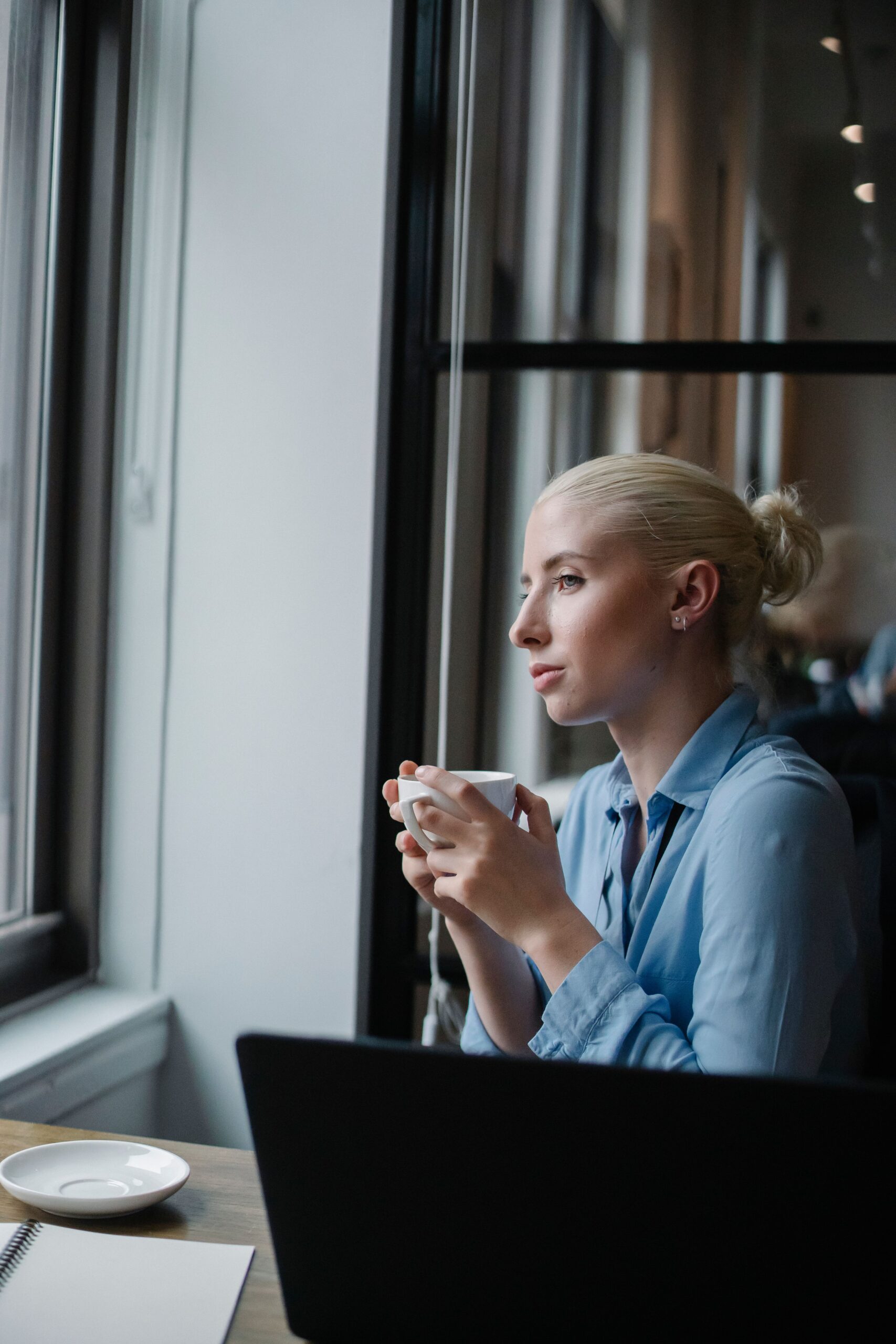 Éco-anxiété au travail : une salariée réfléchit dans son bureau