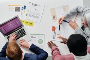 Épargne salariale 2027 : salariés réunis autour de documents financiers
