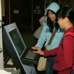 Femmes utilisant les nouvelles technologies face aux effets de l’IA sur l’emploi