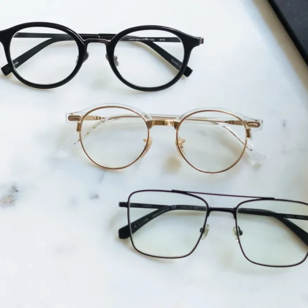 Trois paires de lunettes de vue, illustration d’un article sur la fraude à l’optique.